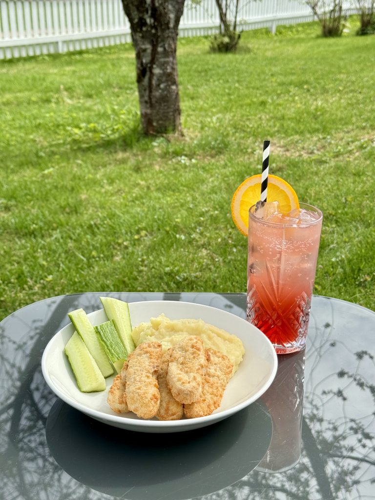 Kyllingsticks og jordbær limonade mocktail